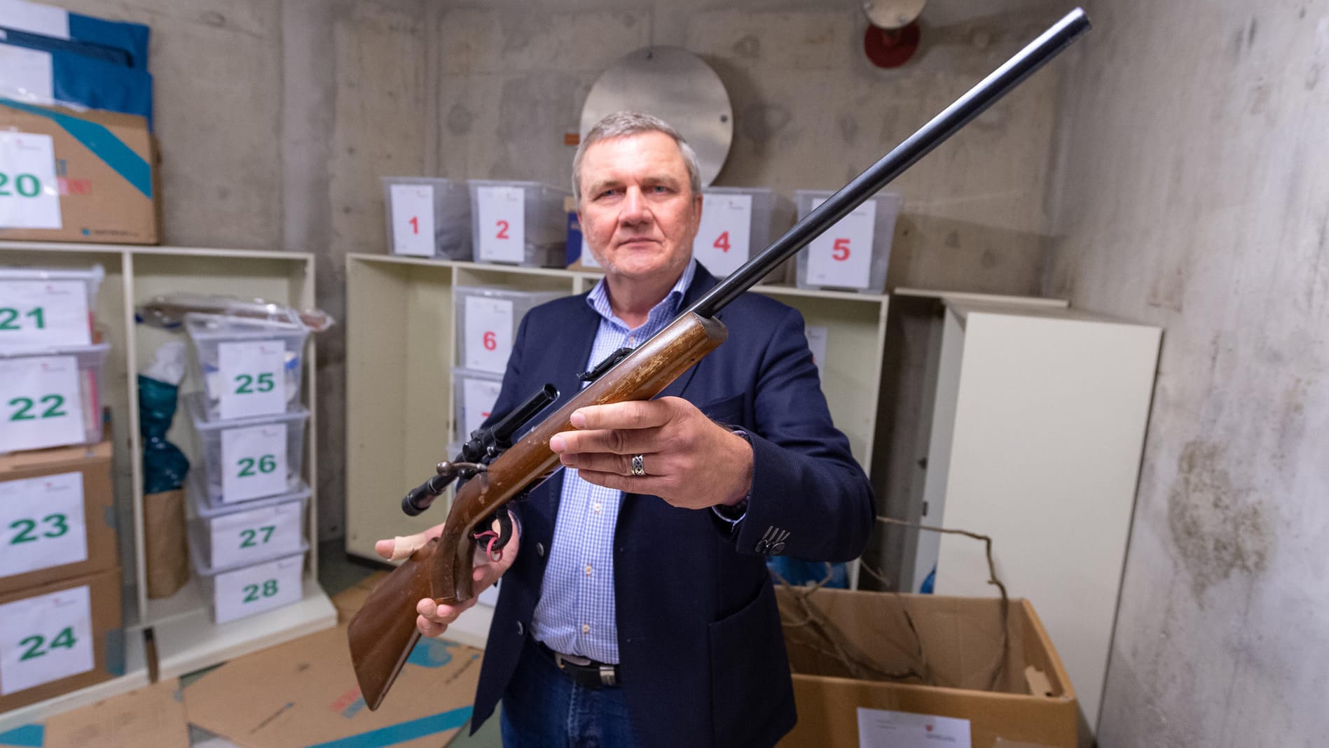 Chef-Ermittler Jürgen Schubbert mit einer möglichen Tatwaffe: Ein ehemaliger Friedhofsgärtner soll mindestens fünf Menschen ermordet haben.