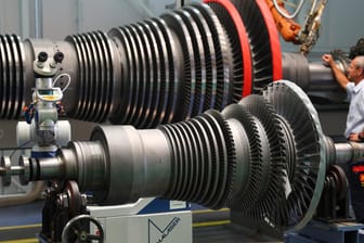 Eine offengelegte Dampfturbine in einem Siemens-Werk in Nürnberg: Der Konzern will sich von seiner Kraftwerksparte – einst ein Kern des Unternehmens – trennen.