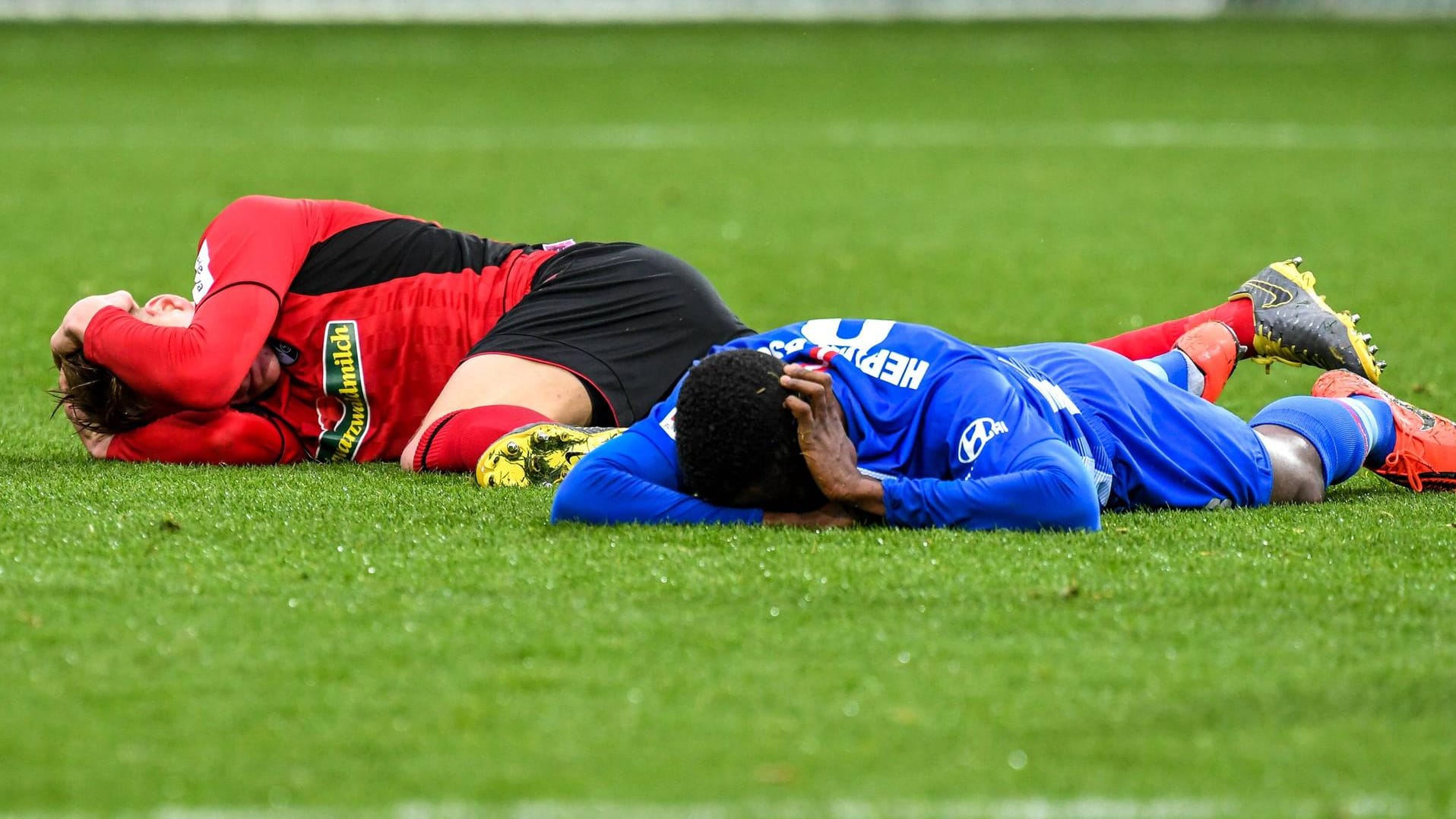 Nach dem Zusammenprall mit Herthas Salomon Kalou (r.) war für Philipp Lienhart (l.) frühzeitig Schluss.