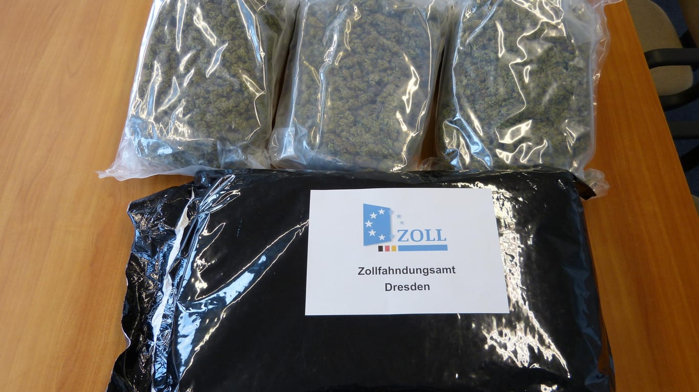Ein Teil der beschlagnahmten Ware: Insgesamt stellte das Zollfahndungsamt Dresden 220 Kilogramm Marihuana mit einem Verkaufswert von etwa 2,2 Millionen Euro sicher.