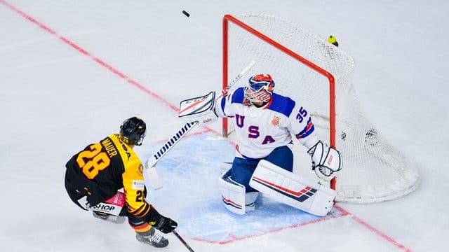 Frank Mauer (l) scheitert an US-Goalie Cory Schneider.