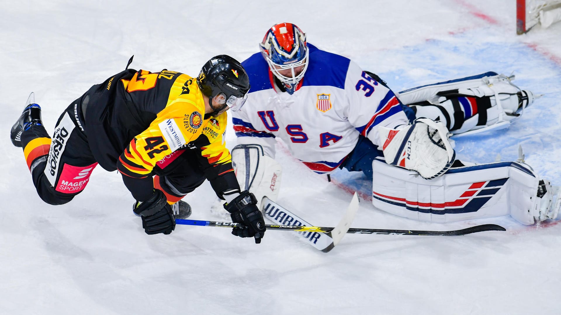 Yasin Ehliz (l.) scheitert an US-Torwart Cory Schneider: Deutschland verliert die WM-Generalprobe gegen die USA.