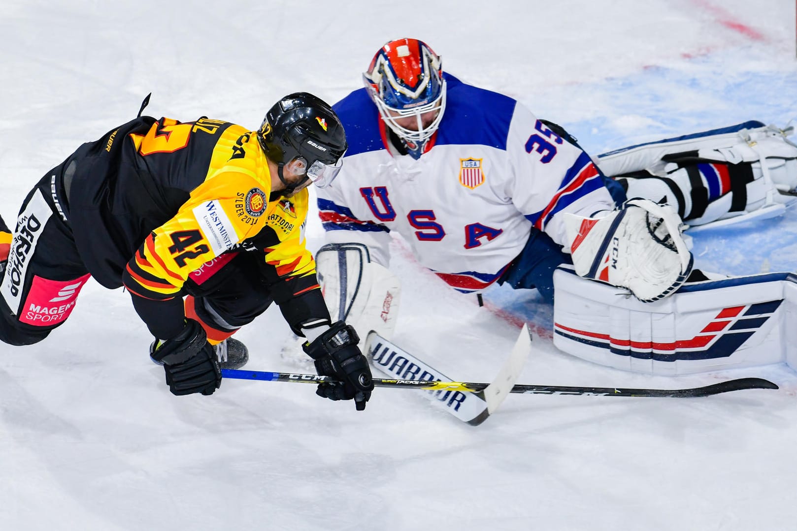 Yasin Ehliz (l.) scheitert an US-Torwart Cory Schneider: Deutschland verliert die WM-Generalprobe gegen die USA.