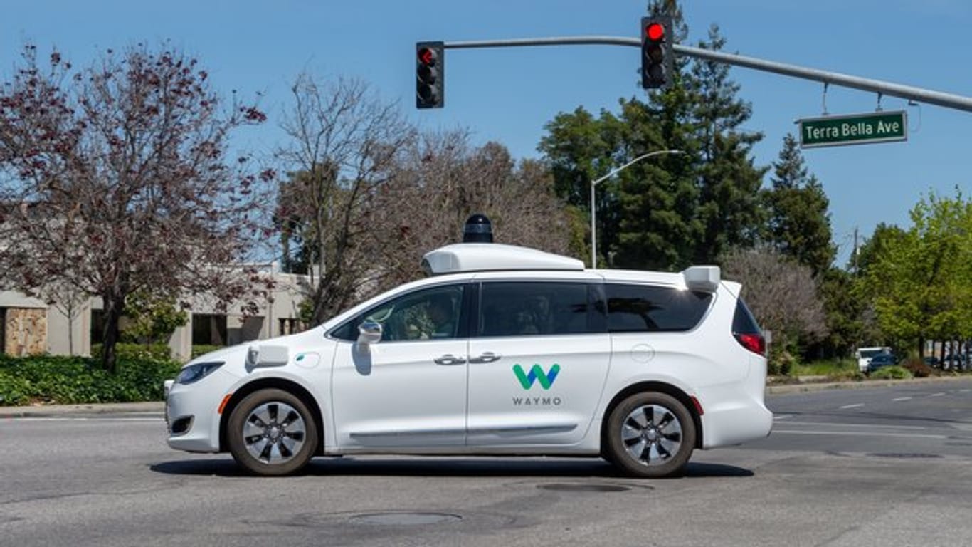 Ein Roboterwagen der Google-Schwesterfirma Waymo ist im Straßenverkehr unterwegs.