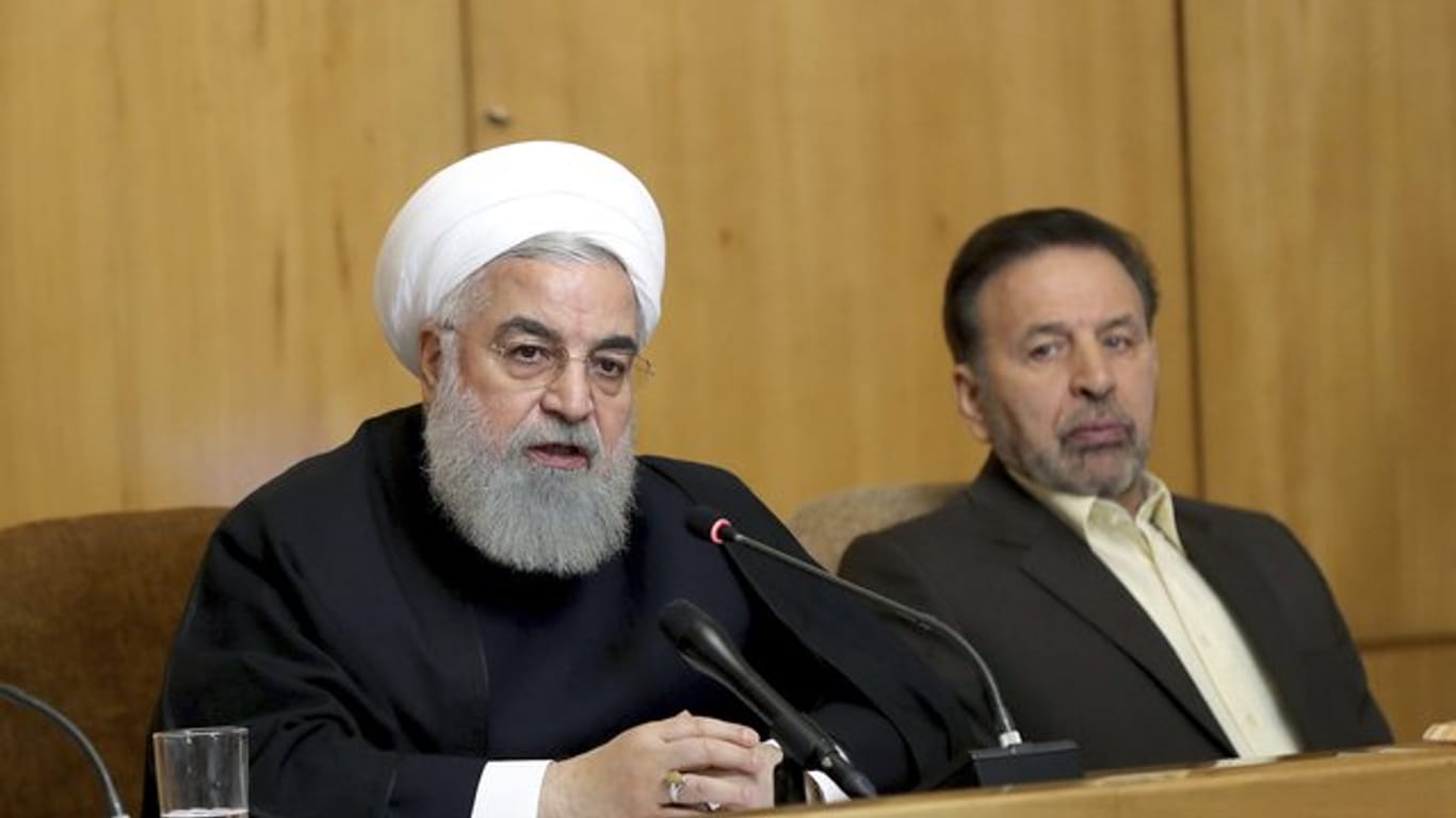 Zum Jahrestag des US-Ausstiegs aus dem internationalen Atomabkommen mit dem Iran hat der iranische Präsident Ruhani den Teilausstieg seines Landes aus dem Deal bekanntgegeben.