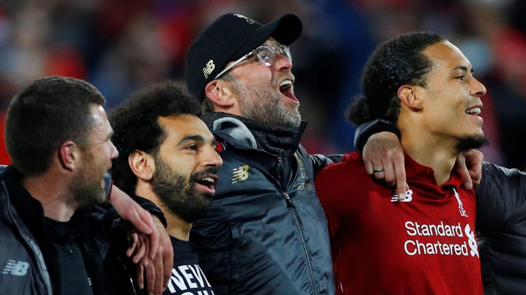 Jürgen Klopp (M.) feiert mit Mo Salah (l.) und Virgil van Dijk: Liverpool schafft gegen Barcelona das Wunder.