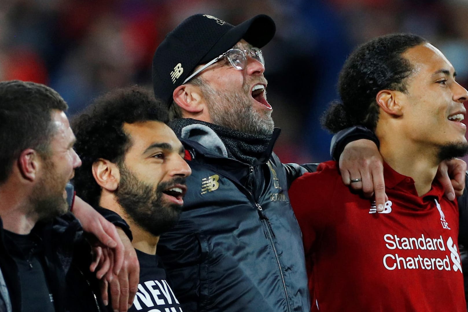 Jürgen Klopp (M.) feiert mit Mo Salah (l.) und Virgil van Dijk: Liverpool schafft gegen Barcelona das Wunder.