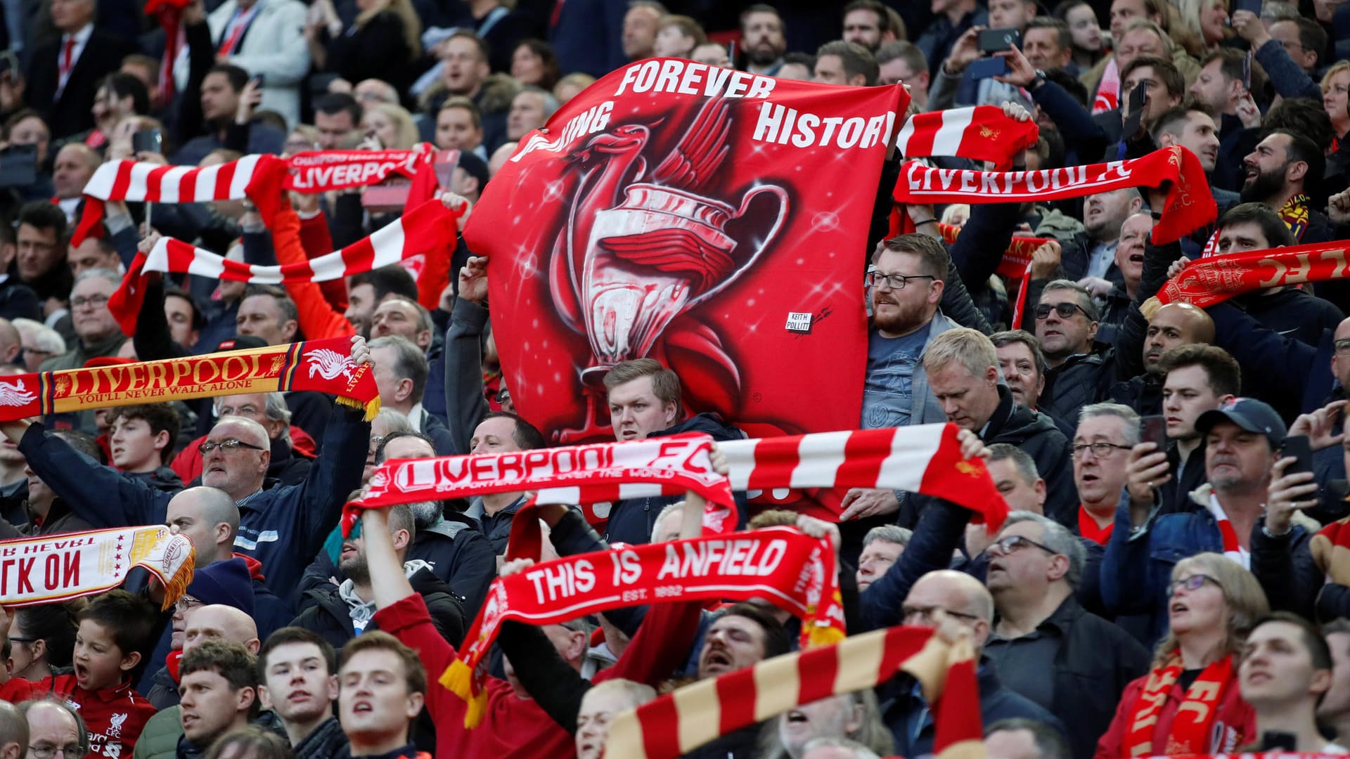 Liverpool Fans feiern in Anfield: Das Team von Trainer Jürgen Klopp steht im Finale der Champions League.