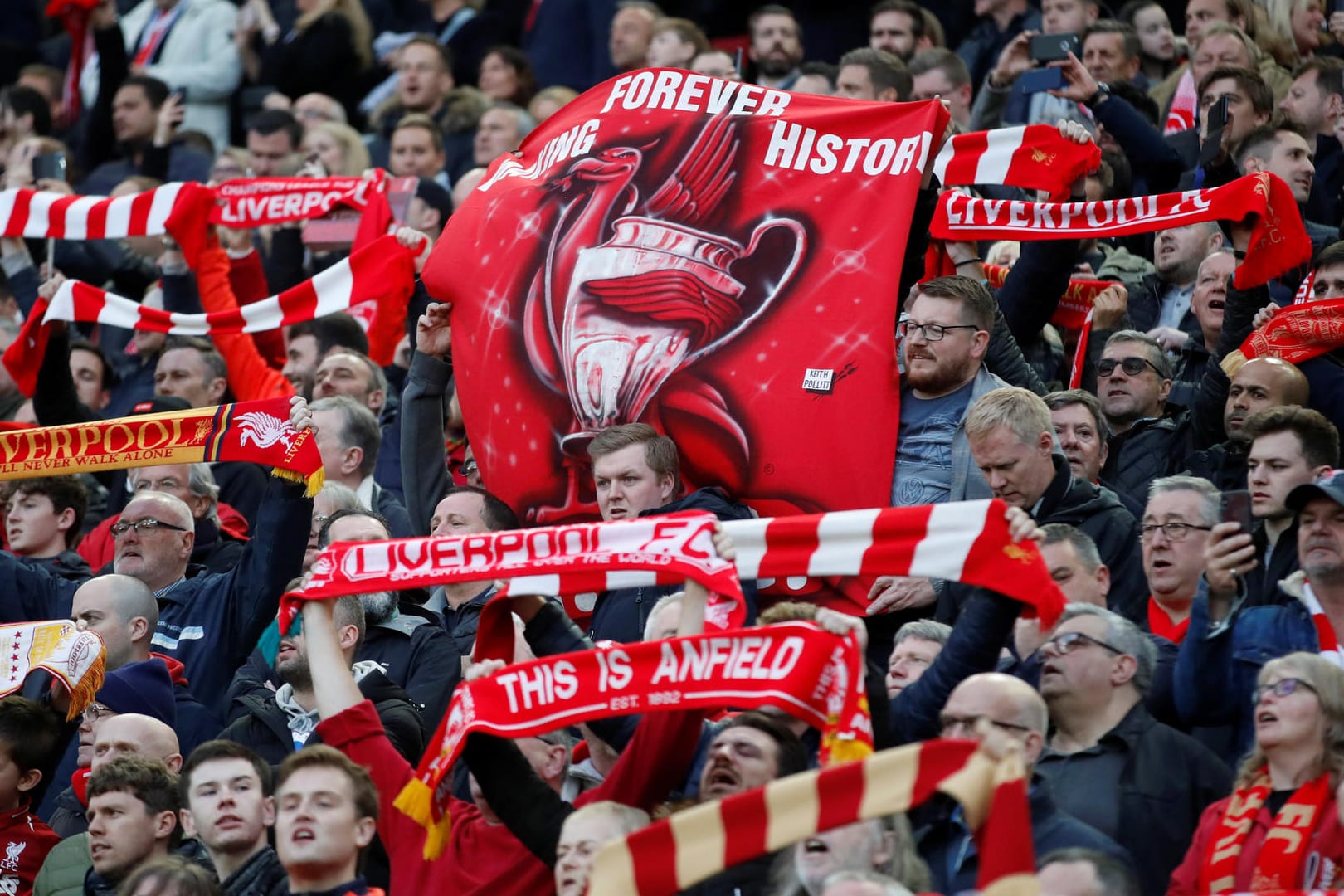 Liverpool Fans feiern in Anfield: Das Team von Trainer Jürgen Klopp steht im Finale der Champions League.