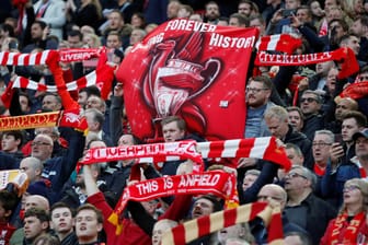 Liverpool Fans feiern in Anfield: Das Team von Trainer Jürgen Klopp steht im Finale der Champions League.