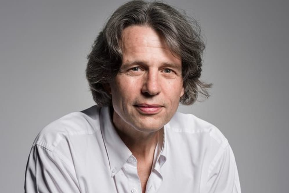 Albert Kitzler ist Philosoph und Buchautor aus Berlin.