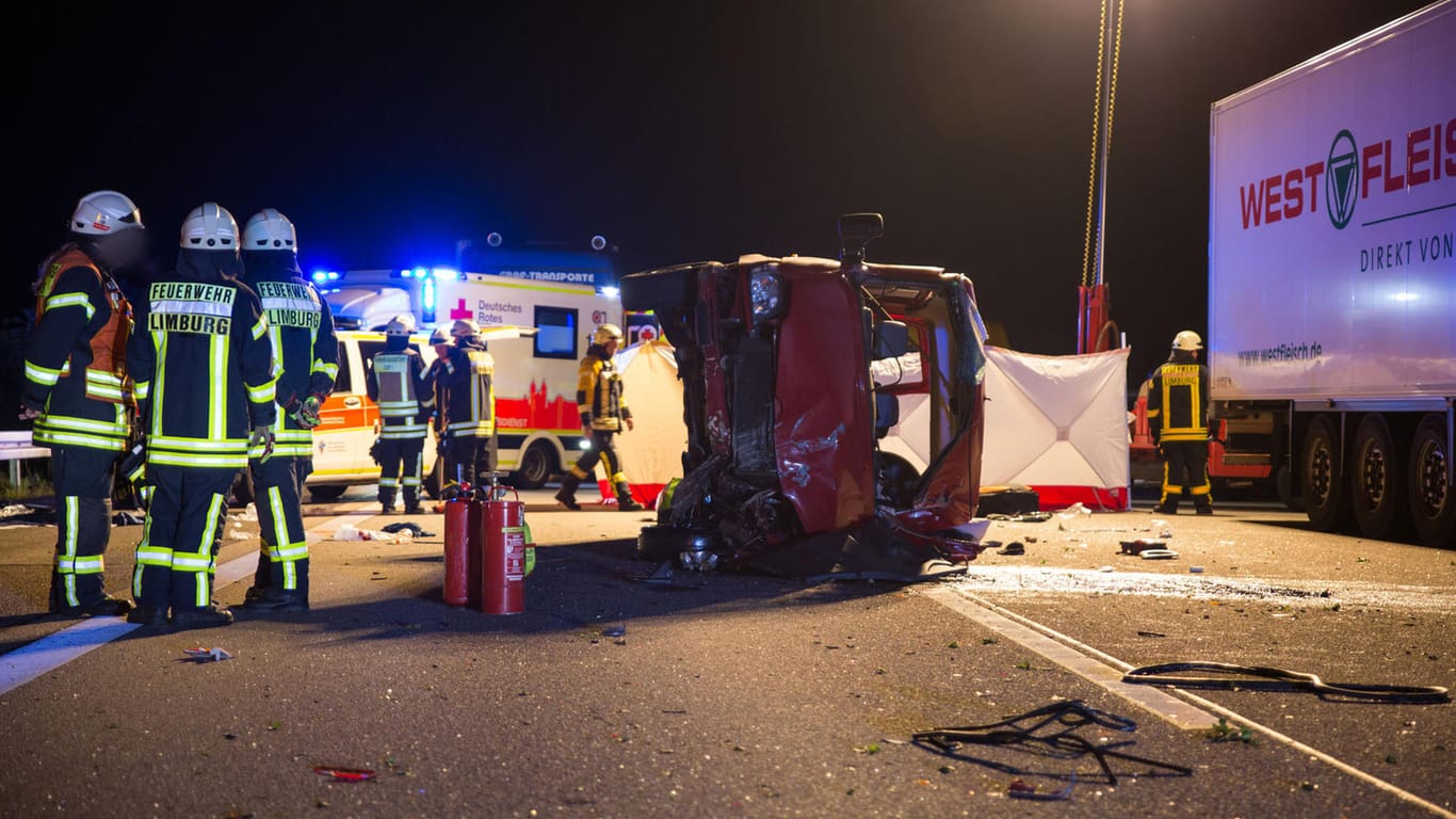Hessen, Limburg: Die Feuerwehr ist nach einem Unfall eines Kleinbusses im Einsatz.