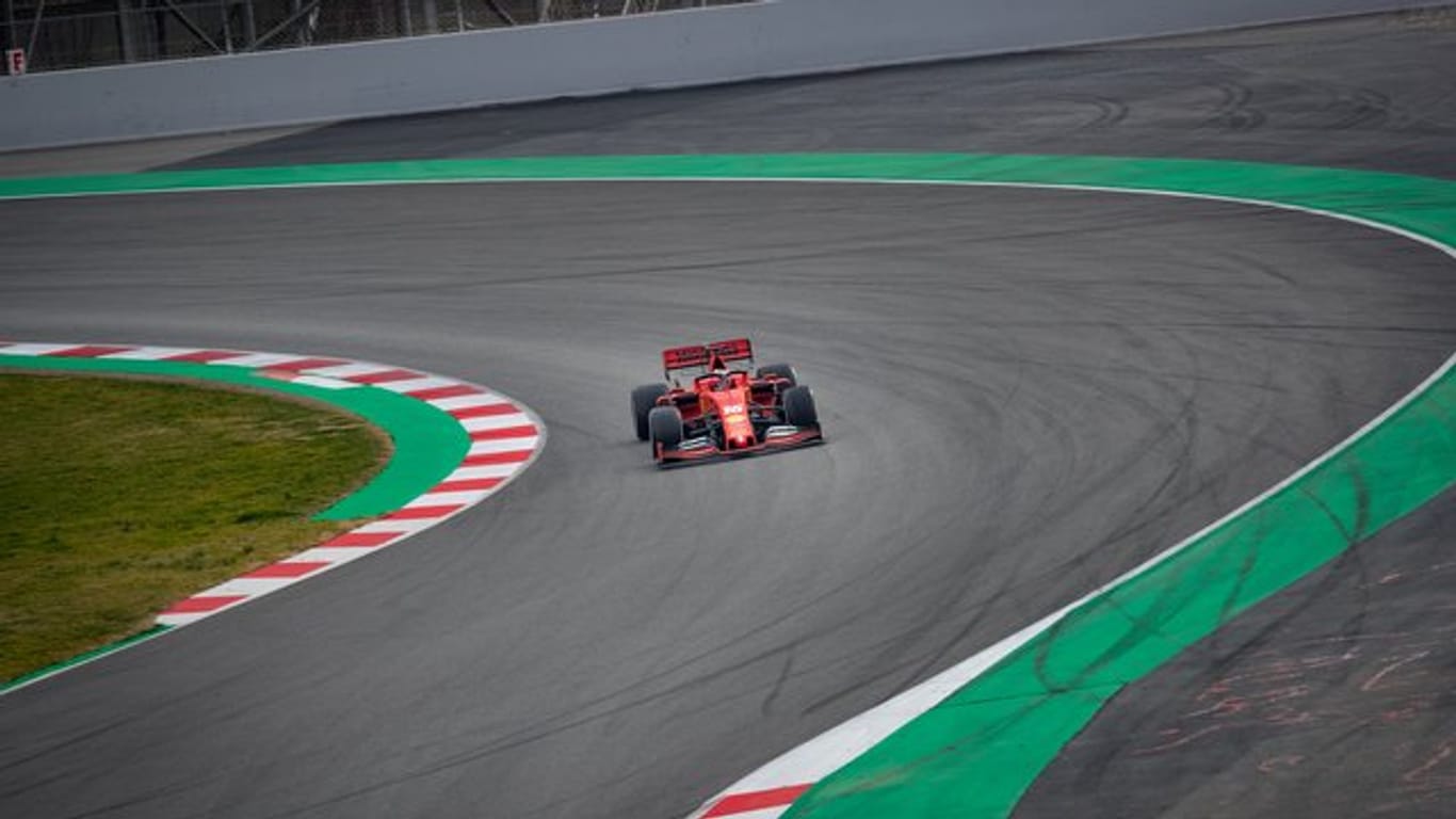 Ferrari-Pilot Charles Leclerq bei Testfahrten auf dem Circuit de Catalunya.