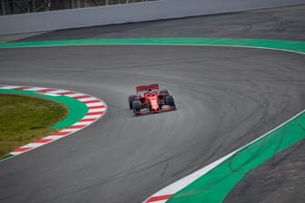 Ferrari-Pilot Charles Leclerq bei Testfahrten auf dem Circuit de Catalunya.