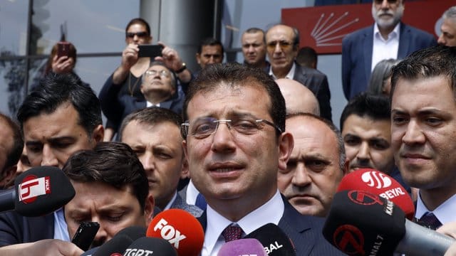Wahlsieger Ekrem Imamoglu spricht zu Medienvertretern.