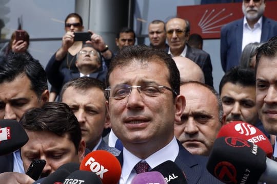 Wahlsieger Ekrem Imamoglu spricht zu Medienvertretern.