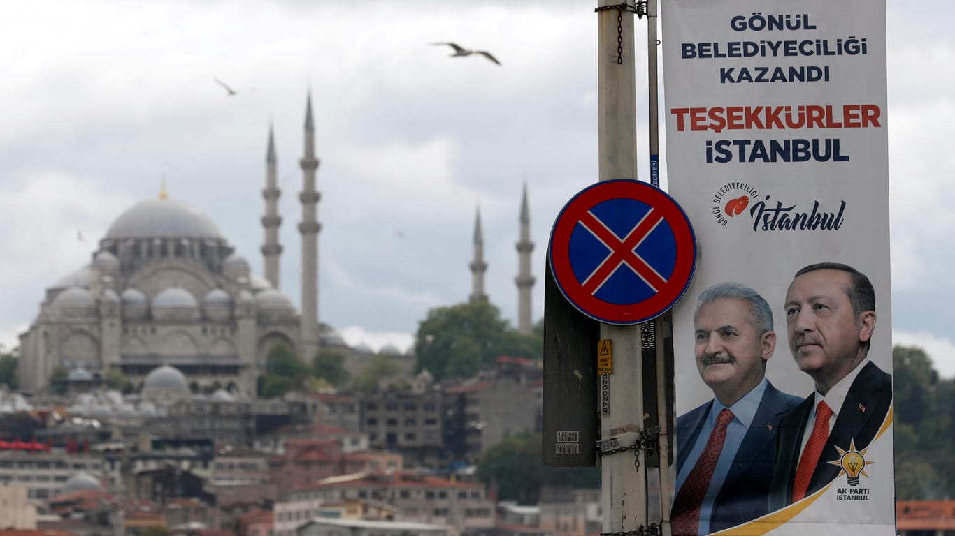 Auf einem Transparent bedanken sich Präsident Erdogan und AKP-Spitzenkandidat Yildirim in Istanbul für ihre Stimmen.