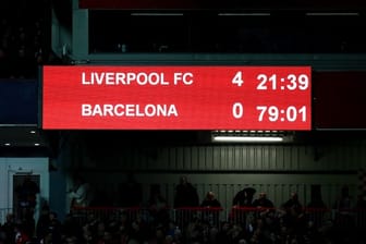 Halbfinale-Rückspiel im Anfield Stadium: Die Anzeigetafel zeigt den Spielstand 4:0 für den FC Liverpool gegen Barcelona.