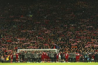 Zusammen mit den Fans feiert der FC Liverpool den 4:0-Sieg über den FC Barcelona und den Einzug in das Finale der Champions League.