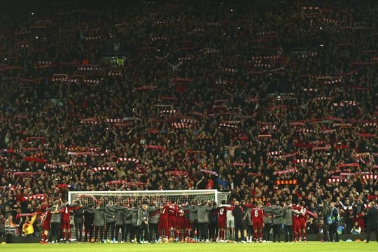 Zusammen mit den Fans feiert der FC Liverpool den 4:0-Sieg über den FC Barcelona und den Einzug in das Finale der Champions League.