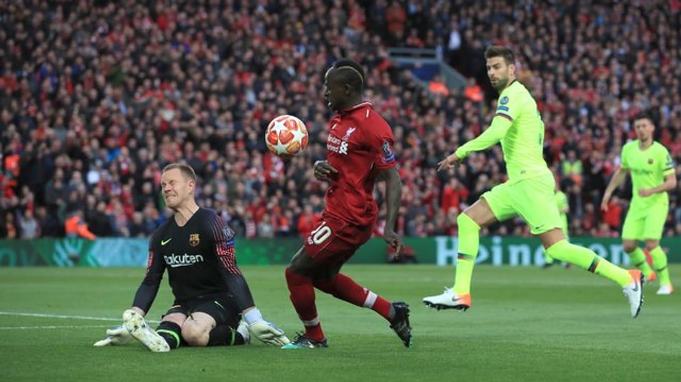 Torwart Marc-Andre ter Stegen (l) war der letzte deutsche Spieler in der laufenden Saison der Champions League.