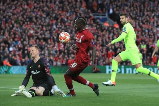 Torwart Marc-Andre ter Stegen (l) war der letzte deutsche Spieler in der laufenden Saison der Champions League.