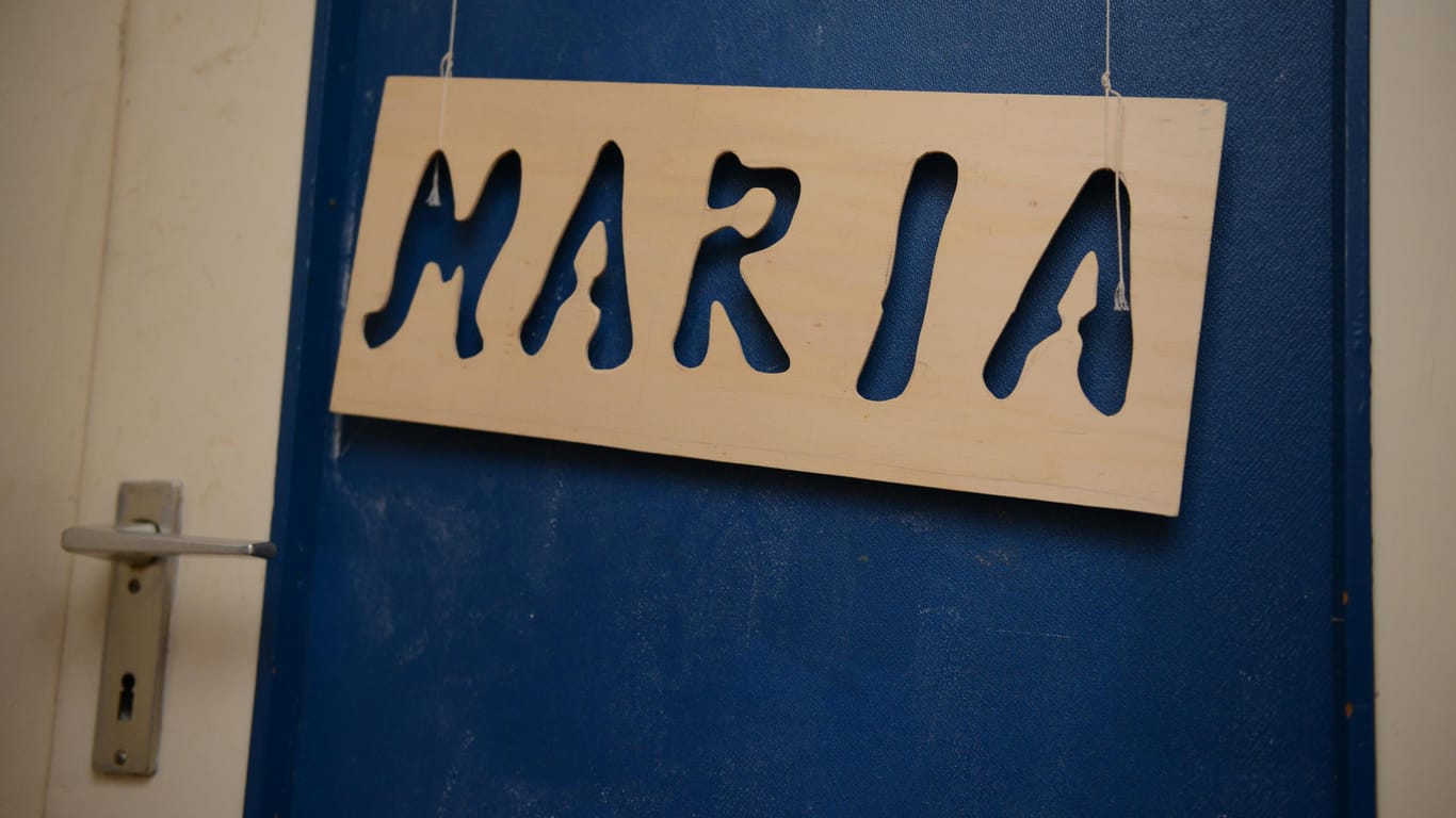 Das Namensschild der damals verschwundenen Maria hängt an ihrer Zimmertür in der Wohnung ihrer Mutter.