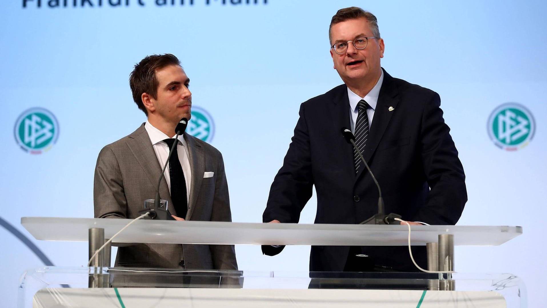 Kämpften gemeinsam für die EM-Bewerbung 2024: Philipp Lahm (l.) und der frühere DFB-Präsident Reinhard Grindel. Kämpften gemeinsam für die EM-Bewerbung 2024: Philipp Lahm (l.) und der frühere DFB-Präsident Reinhard Grindel.