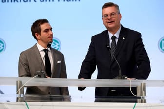 Kämpften gemeinsam für die EM-Bewerbung 2024: Philipp Lahm (l.) und der frühere DFB-Präsident Reinhard Grindel.