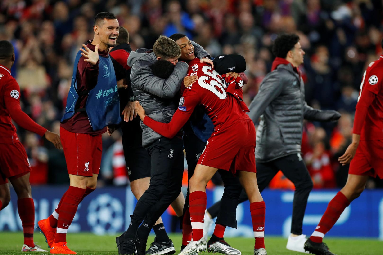 Trent Alexander-Arnold (Mitte) wird von seinen Teamkollegen gefeiert.