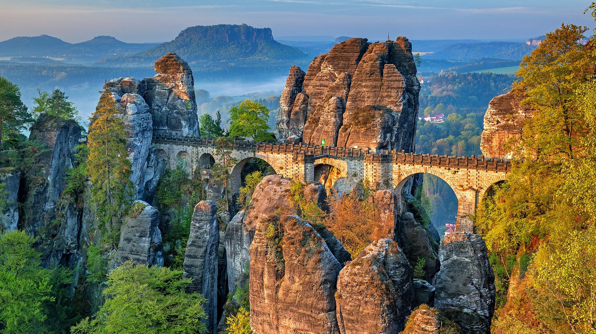 Sächsische Schweiz: Wanderer und Outdoorfans finden im zerklüfteten Elbsandsteingebirge spannende Routen.