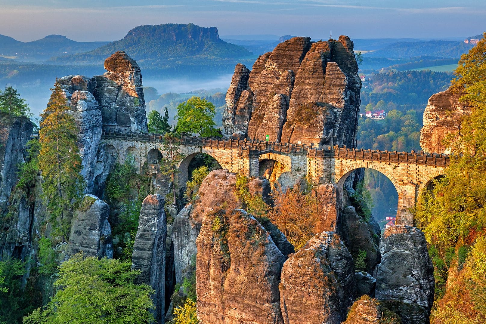 Sächsische Schweiz: Wanderer und Outdoorfans finden im zerklüfteten Elbsandsteingebirge spannende Routen.