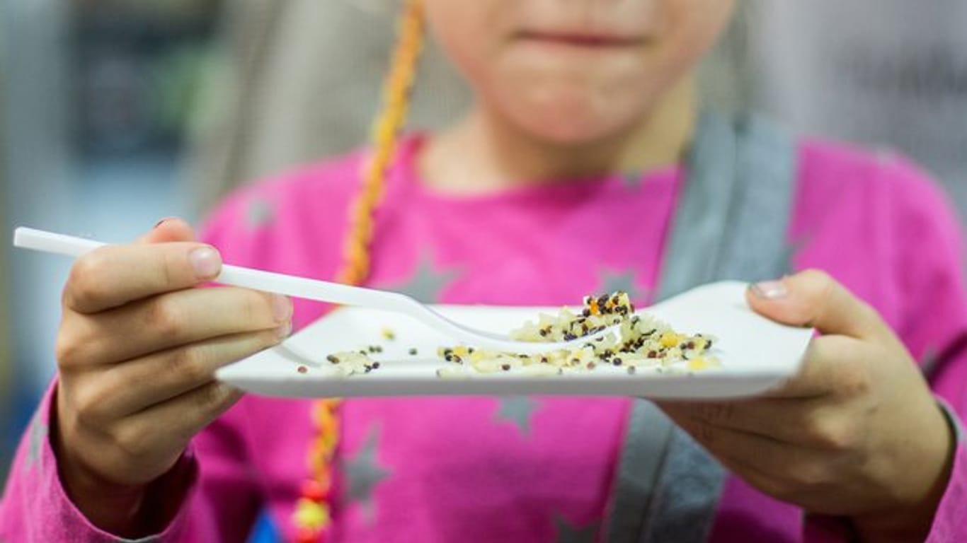 Ein Kind probiert auf einem Stand bei der internationalen Ernährungsmesse "Anuga" Quinoa.