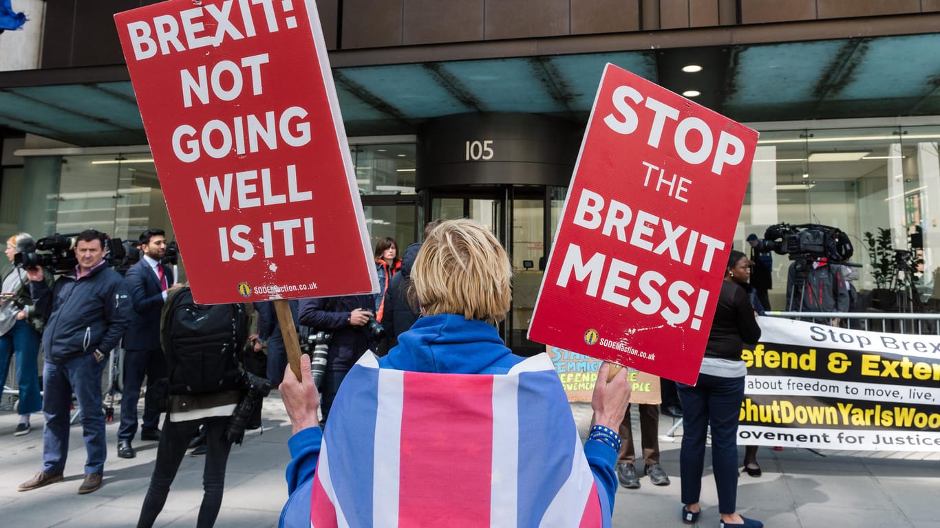 Anti-Brexit-Demonstranten vor der Zentrale der Labour-Partei in London: Nicht nur sie sind unzufrieden mit den Politikern in Großbritannien.