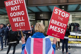 Anti-Brexit-Demonstranten vor der Zentrale der Labour-Partei in London: Nicht nur sie sind unzufrieden mit den Politikern in Großbritannien.