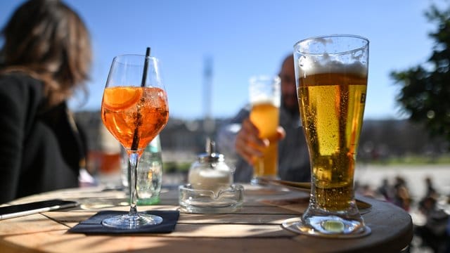 Der Alkoholkonsum der Weltbevölkerung ist von 1990 bis 2017 um 70 Prozent gestiegen. Der Alkoholkonsum der Weltbevölkerung ist von 1990 bis 2017 um 70 Prozent gestiegen.