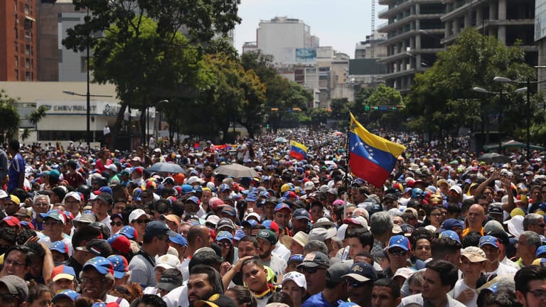 Sympathisanten versammeln sich für Juan Guaidó: In Venezuela ist ein Umsturzversuch der Opposition gescheitert.