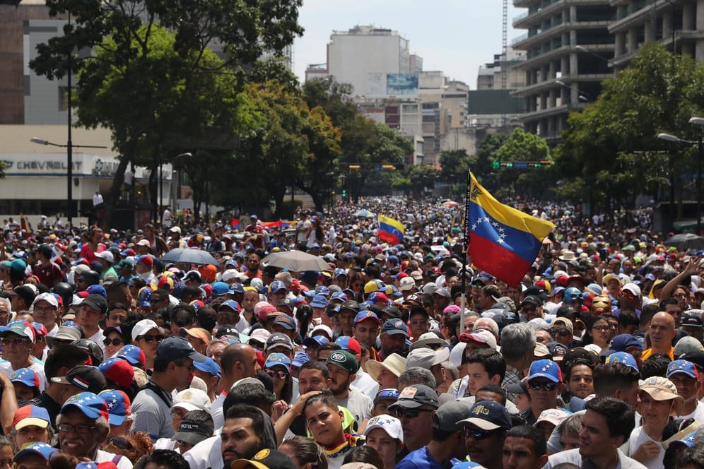 Sympathisanten versammeln sich für Juan Guaidó: In Venezuela ist ein Umsturzversuch der Opposition gescheitert.