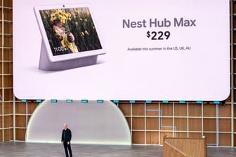 Googles Hardware-Chef Rick Osterloh stellt den smarten Lautsprecher Nest Hub Max vor.