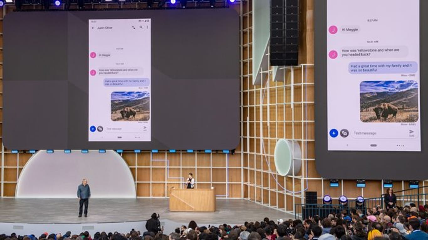 Google-Manager Scott Huffman erklärt die Funktionsweise der neuen Sprachassistenzsoftware Assistant, die direkt auf den Smartphones läuft, statt Daten in die Cloud schicken zu müssen.