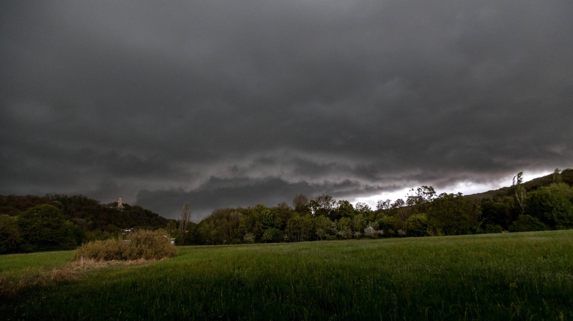 Unwetter in Hessen: Wie hier in Königstein ziehen auch in den nächsten Tagen dunkle Wolken mit Regenschauern und Gewittern über Deutschland hinweg.