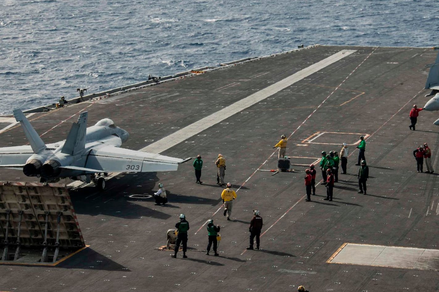 Eine F/A-18E Super Hornet bereitet sich im Ionischen Meer auf den Start vom Flugdeck des Flugzeugträgers USS Abraham Lincoln vor, um eine Nahluftunterstützung mit der US Air Force 603rd Air Control Squadron und der Rumänischen Luftwaffe durchzuführen.