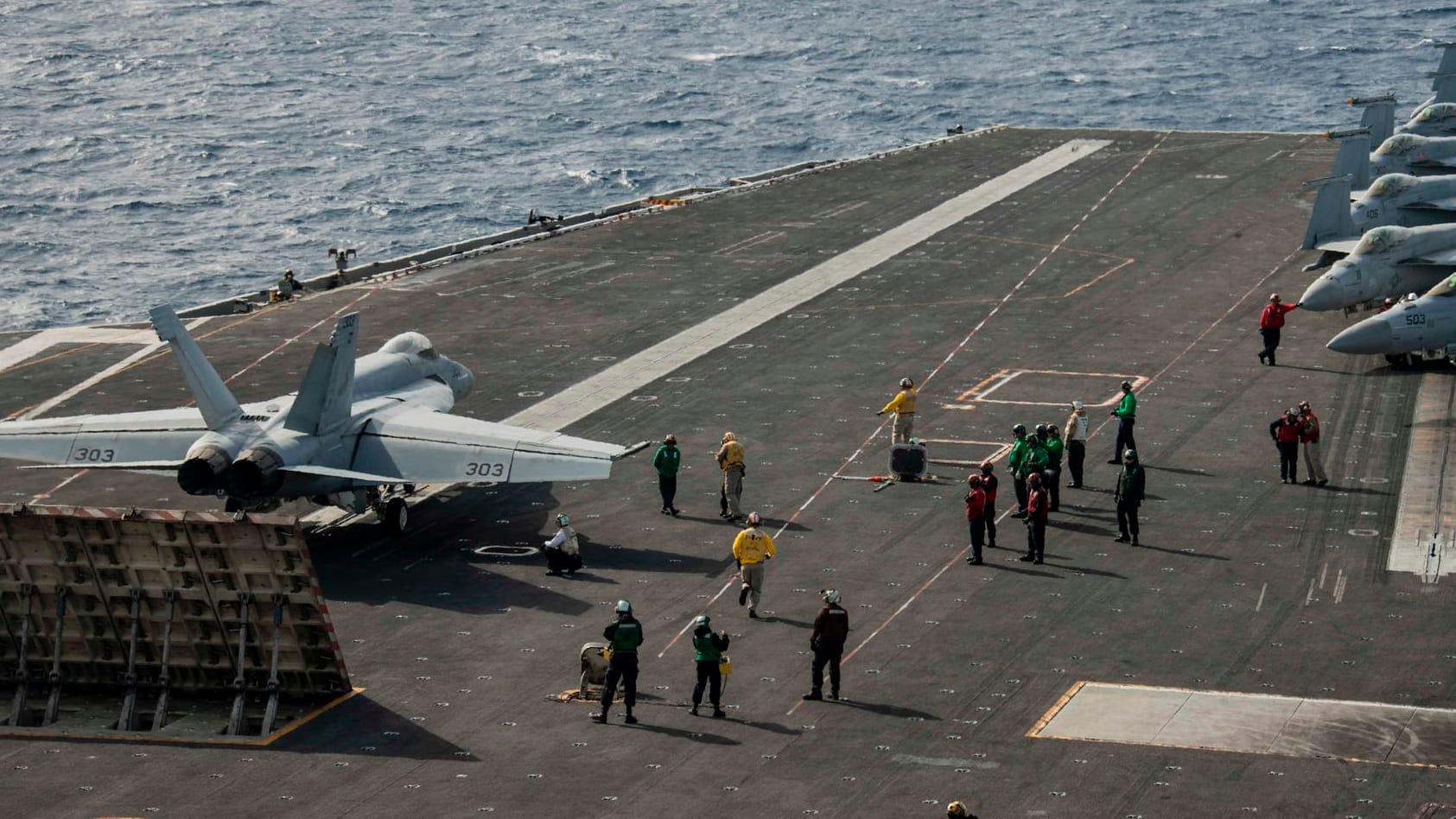 Eine F/A-18E Super Hornet bereitet sich im Ionischen Meer auf den Start vom Flugdeck des Flugzeugträgers USS Abraham Lincoln vor, um eine Nahluftunterstützung mit der US Air Force 603rd Air Control Squadron und der Rumänischen Luftwaffe durchzuführen.