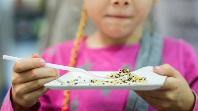 Eltern sollten ihre Kinder nicht zum Probieren von Lebensmitteln drängen. Eltern sollten ihre Kinder nicht zum Probieren von Lebensmitteln drängen.