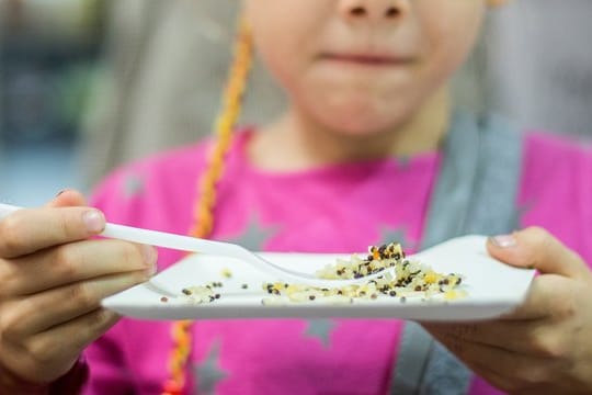 Eltern sollten ihre Kinder nicht zum Probieren von Lebensmitteln drängen.
