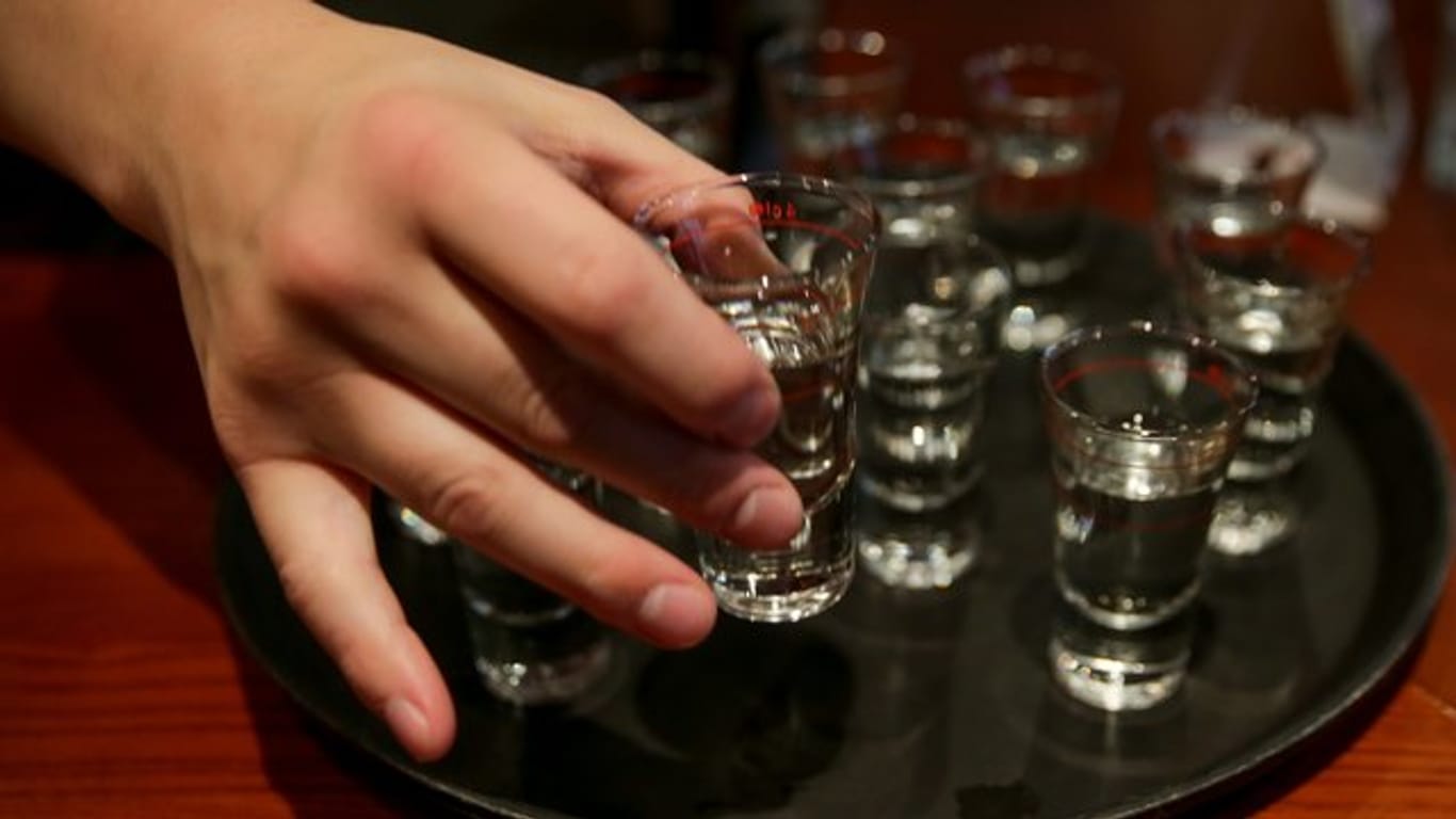 Zwar konsumieren weniger Jugendliche regelmäßig Alkohol, aber es trinken sich wieder mehr junge Erwachsene von 18 bis 25 Jahren in einen Alkoholrausch.