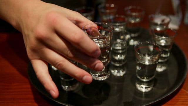Zwar konsumieren weniger Jugendliche regelmäßig Alkohol, aber es trinken sich wieder mehr junge Erwachsene von 18 bis 25 Jahren in einen Alkoholrausch.