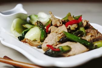 Würziges Fleisch und frisches Gemüse: Dieses Gericht schmeckt mit, aber fast ebenso gut auch ohne Reis.