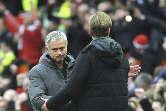 Jose Mourinho beim Handschlag mit Jürgen Klopp.