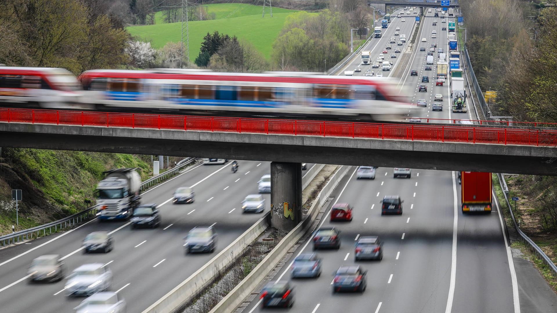 Autobahn und Zugstrecke: Je ländlicher man wohnt, desto eher bietet sich das Auto als günstiges und schnelles Verkehrsmittel an.